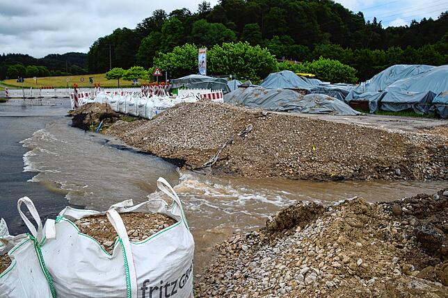 Das Wasser fließt durch den extra angelegten Graben-Bypass.