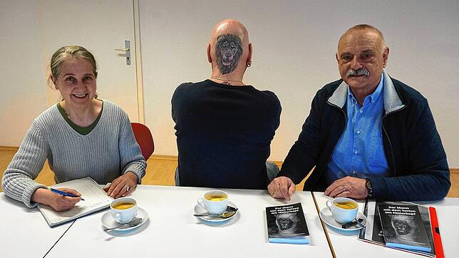 Ringo P. (Mitte) und Gerald Edinger sprechen mit unserer Mitarbeiterin Ursula Freudig über das Buchprojekt &bdquo;Der Mann mit dem ...