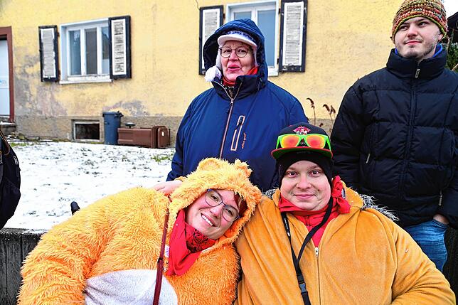 Bild 11: So feiern die Zuschauer am Straßenrand beim Narrentreffen in Dauchingen mit