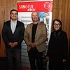 Vor dem Vortrag von Singen Aktiv über das Thema &bdquo;Cyberkriminalität&ldquo; stellen sich Organisatoren und Referent zum Foto (von ...