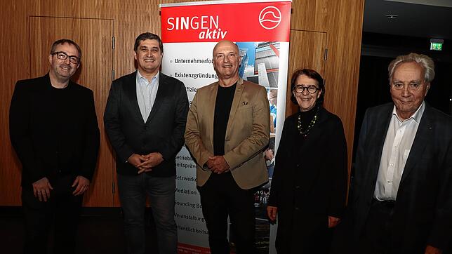 Vor dem Vortrag von Singen Aktiv über das Thema &bdquo;Cyberkriminalität&ldquo; stellen sich Organisatoren und Referent zum Foto (von ...