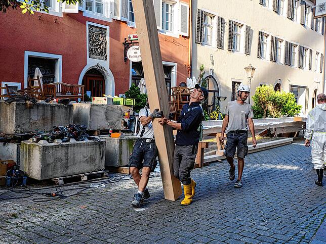 Hier packt jeder mit an: Architekt Christoph Bauer (gelbe Stiefel) arbeitet schon lange für die Hausbesitzer-Familie Stadler und ist mit ...