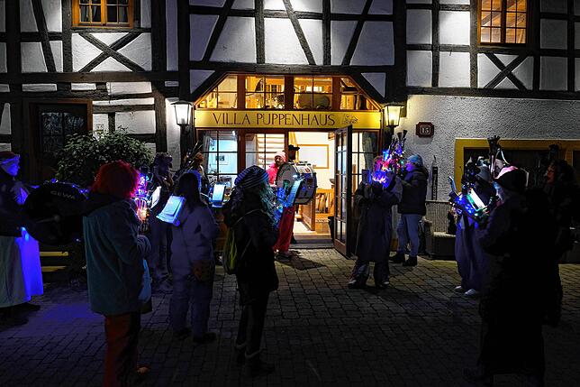 Die Villa Puppenhaus ist der nächste Stopp. Dort bewirtet Sebastian Kolbe die Narren mit Marmorkuchen, Kaffee und Süßigkeiten.