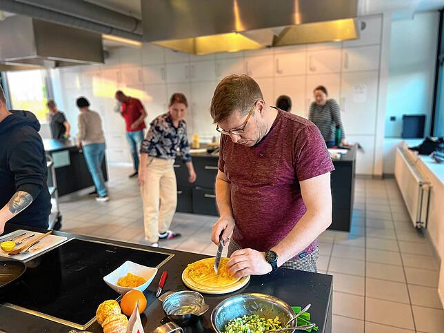 Matthias Maier bereitete einen Chicorée-Orangen-Salat mit Nüssen und Meersalat vor.