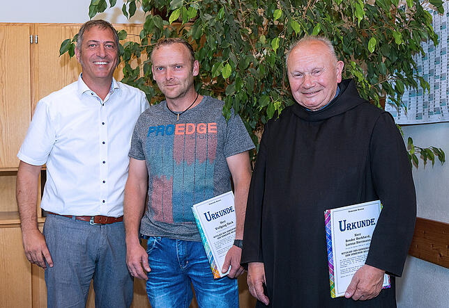 Raphael Osmakowski-Miller (links) verabschiedete Wolfgang Rack und Bruder Burkhard Herrmann aus dem Beuroner Gemeinderat.