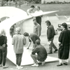 Harald F. Müller (Mitte) stellt mit den Schülern seiner Kunst-AG auf dem Platz hinter der Schule das begehbare Kunstwerk probehalber ...
