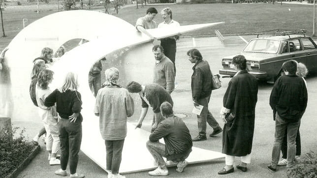 Harald F. Müller (Mitte) stellt mit den Schülern seiner Kunst-AG auf dem Platz hinter der Schule das begehbare Kunstwerk probehalber ...