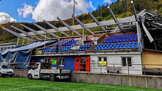 Komplett zerstört wurde das Dach der Tribüne des SV Todtnau. Am Donnerstagmittag begannen bereits die Reparaturen.