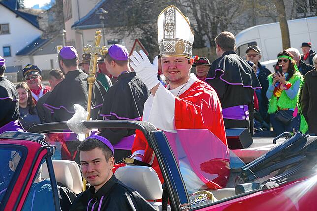 Der Papst lässt sich mit seinem Gefolge den Umzug nicht entgehen.