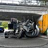Nach dem Unfall mit dem Betonmischer in Kaisten/Schweiz liegt die ganze Brühe auf der Straße.