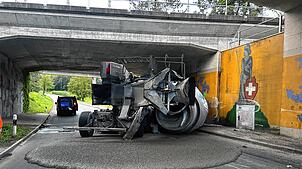 Nach dem Unfall mit dem Betonmischer in Kaisten/Schweiz liegt die ganze Brühe auf der Straße.
