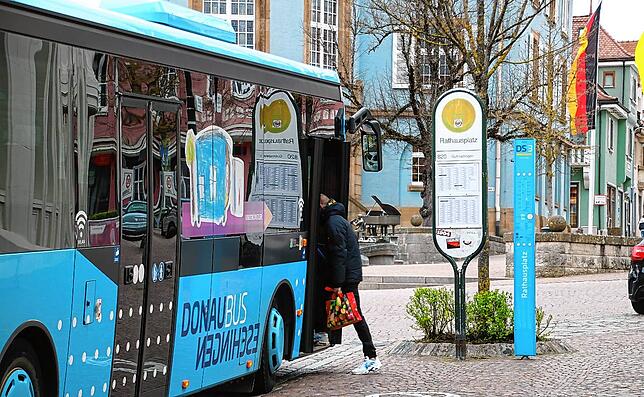 Zukünftig will die Stadt Niederflurbusse einsetzen, um den Fahrgästen das Aus- und Einsteigen zu erleichtern (Archivbild).