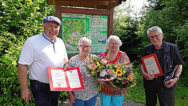 Höchste Form der Auszeichnung: Vorsitzender Christof Berger mit den neuen Ehrenmitgliedern Hilde Kaiser, Christa und Ewald Loewe (von ...