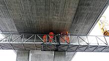 Alle sechs Jahren werden Brücken, wie hier das Löwentalviadukt in Friedrichshafen, einer Hauptprüfung unterzogen. Unser Bild entstand ...