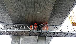 Alle sechs Jahren werden Brücken, wie hier das Löwentalviadukt in Friedrichshafen, einer Hauptprüfung unterzogen. Unser Bild entstand ...