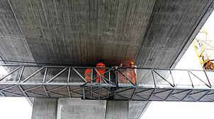 Alle sechs Jahren werden Brücken, wie hier das Löwentalviadukt in Friedrichshafen, einer Hauptprüfung unterzogen. Unser Bild entstand ...