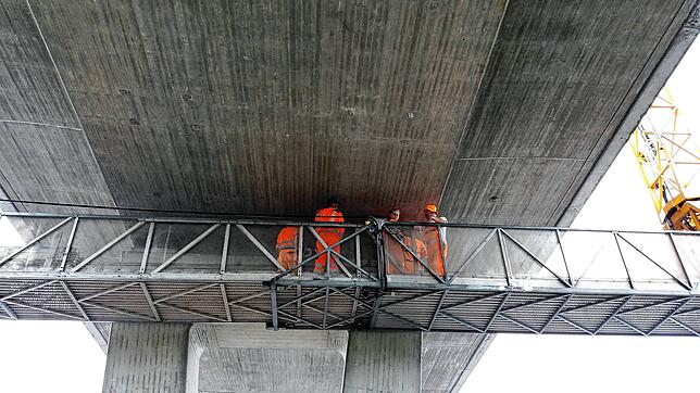 Alle sechs Jahren werden Brücken, wie hier das Löwentalviadukt in Friedrichshafen, einer Hauptprüfung unterzogen. Unser Bild entstand ...