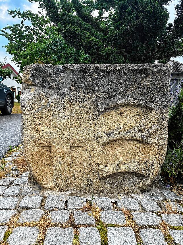 Die Nellenburger Hirschstangen auf einem Wappenstein zwischen Pfarrhaus und Josefsheim.