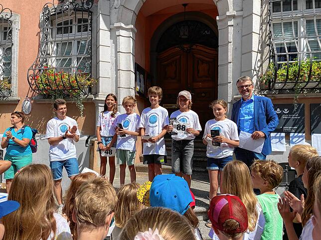 Großen Applaus für die jungen Sportler bei der Preisverleihung vor dem Rathaus. Stolz neben den Kindern stehen Organisator Felix ...