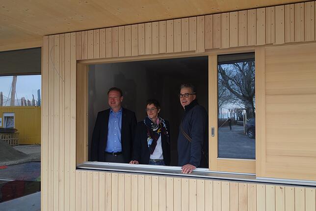 Jan Zeitler und die beiden Geschäftsführer der LGS GmbH, Edith Heppeler und Roland Leitner (von links), bieten im Kiosk noch keine ...
