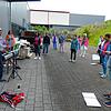 Und Action! Das Singen im Freien funktioniert &ndash; wenn man den Willen und eine Gebäudewand im Hintergrund hat. Links Chorleiter ...