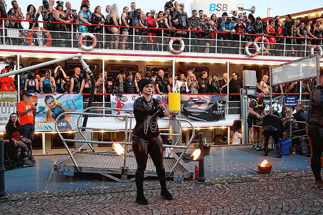Bild 19: Willkommen an Bord! Diese Passagiere sind beim Torture Ship dabei