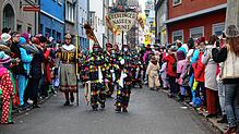 Große Umzüge auf den Straßen wie hier beim Narrentag des Viererbundes 2020 in Überlingen sind Tradition an der Fastnacht. Hinter ...