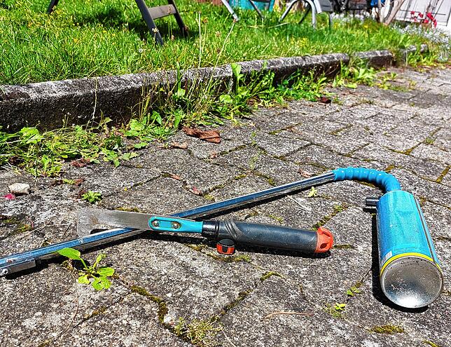 Unkraut kann man beispielsweise abflammen oder aus den Fugen herauskratzen. Hier ist das passende Werkzeug zu sehen.