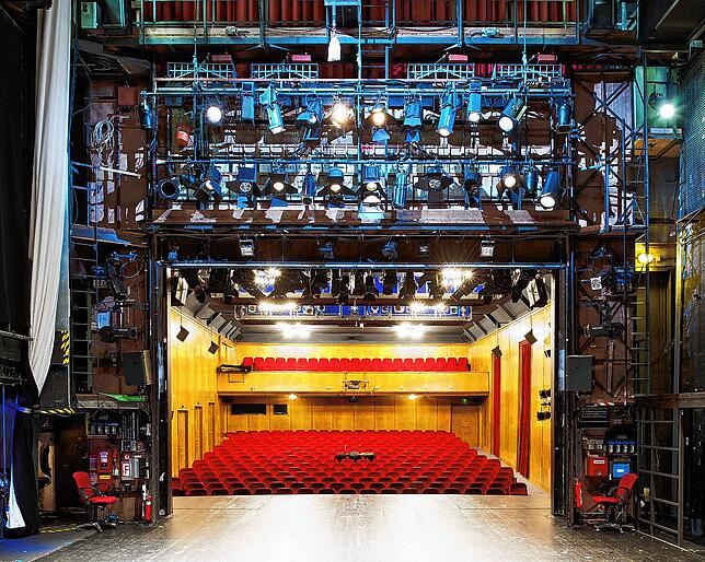 Im Theater Konstanz konnten durch die Förderung des Klimafonds die alten Halogenlampen durch sparsamere neue LED-Beleuchtung ersetzt werden.
