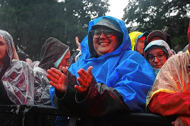 Bild 29: Wincent Weiss singt vor 4500 Besuchern im Regen