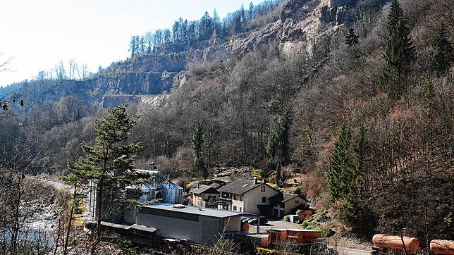 Die Gemeinde Görwihl lehnt eine Erweiterung des Steinbruchs in Tiefenstein ab. Im Bild vorne die Albtal-Mühle, die Erweiterung soll ...