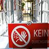 Hier im Suso-Verbindungsgang ist es zu eng für einen Mindestabstand von 1,50 Metern im Gegenverkehr. Daher hat die Schule eine ...
