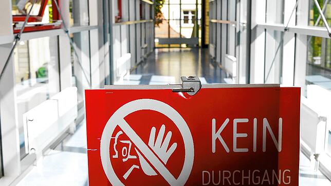 Hier im Suso-Verbindungsgang ist es zu eng für einen Mindestabstand von 1,50 Metern im Gegenverkehr. Daher hat die Schule eine ...