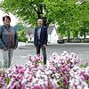 Sie fühlen sich auf dem schmuck gestalteten Dorflindenplatz des Singener Stadtteils Schlatt unter Krähen sichtlich wohl: Ortsvorsteher ...