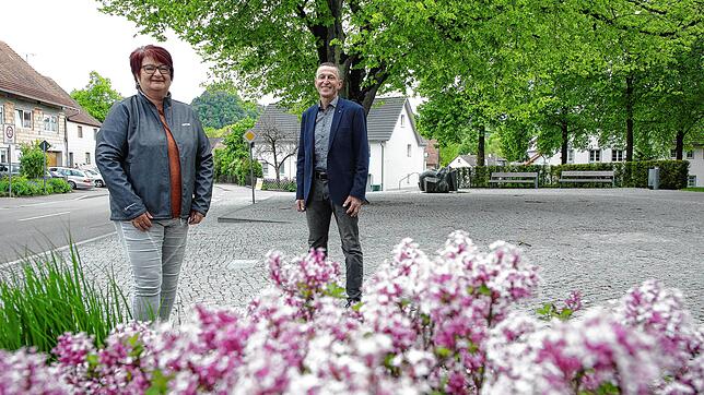 Sie fühlen sich auf dem schmuck gestalteten Dorflindenplatz des Singener Stadtteils Schlatt unter Krähen sichtlich wohl: Ortsvorsteher ...