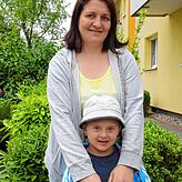 Johanna Jeremias mit ihrem sechsjährigen Sohn geht aus religiösen Gründen nicht zur Wahl.