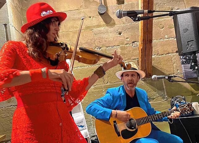 Das Duo Stereolites – Anna Kalberer und Jojo Büld – riss das Publikum mit seiner lebendigen Musik nicht nur mit, die Musiker gaben den ...