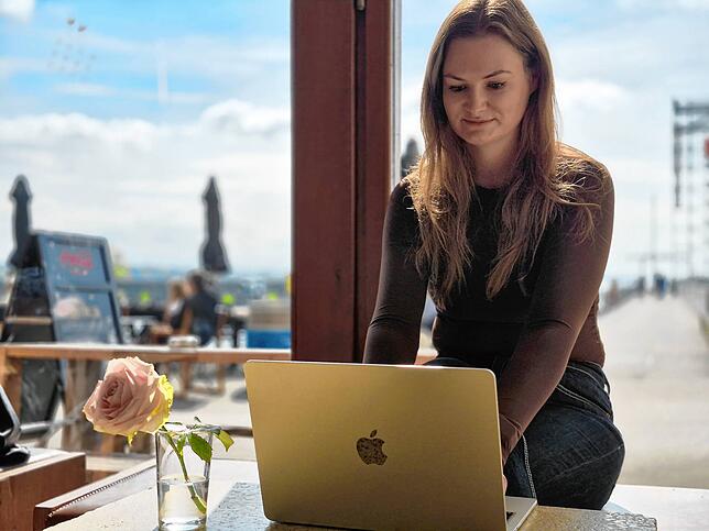 Zum Schreiben geht Sarah Sprinz gerne in Cafés in Friedrichshafen. Mit dem Bodensee fühlt sie sich heimisch verbunden.