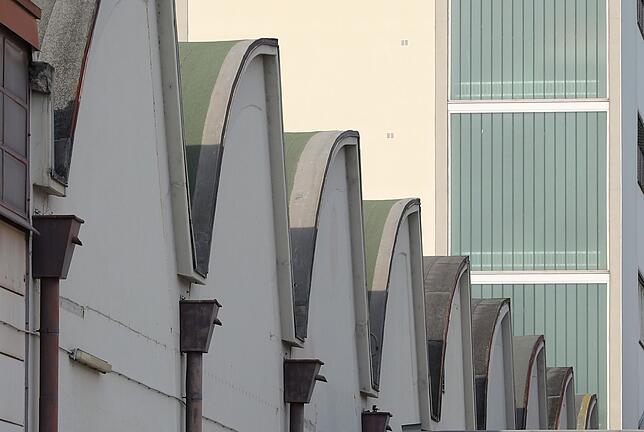 Sheddach-Hallen sind eine ganze besondere Form eines Industriebaus. Kern sind mehrere aneinandergebaute Pult- oder wie wie hier ...