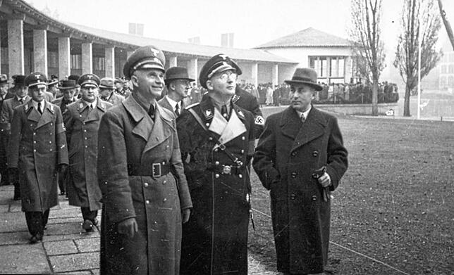 Einweihung des neuen Bades durch (von links nach rechts) Gauleiter Wagner, Innenminister Pflaumer und OB Herrmann am 31. Oktober 1937.