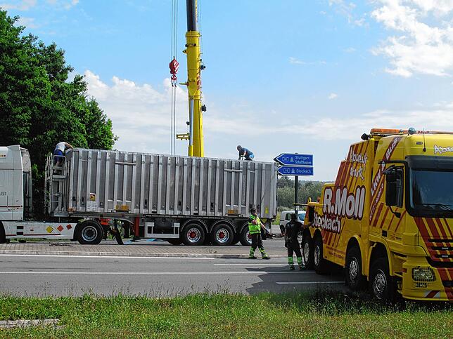 Gegen 11 Uhr war zumindest der Lastwagen wieder aufgerichtet. Die Sperrung der Straße dauerte allerdings an.