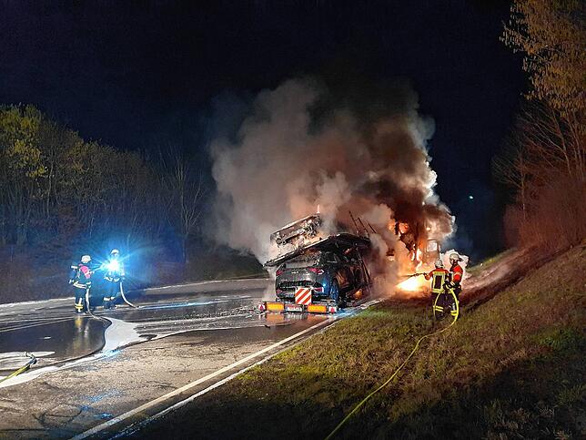 Bild 2: Bilder von Einsatz und Bergung auf der B 31: E-Autos brennen