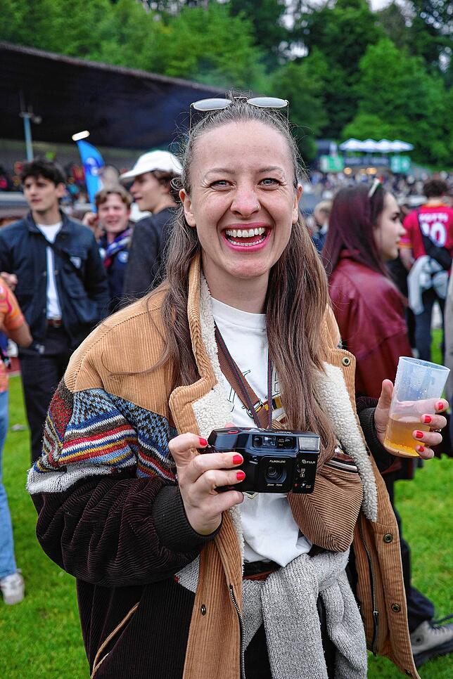 Mit analoger Fuji-Kompaktkamera für die schönsten Momente: Besucherin beim Campus-Festival in Konstanz.