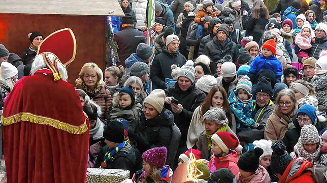 Der Nikolaus, der mit seinem Knecht Ruprecht mit einem von Eseln gezogenen Schlitten zur Meßkircher Schlossweihnacht angereist ist, ...
