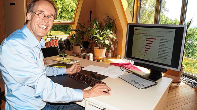Der Professor für Marktforschung und Marketing, Thomas Dobbelstein, freut sich über die interessanten Resultate der Corona-Studie.
