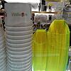 Neue Becher aus Papier und alte aus Plastik im Eiscafé Pinocchio: Die Restbestände an Plastikbechern dürfen noch aufgebraucht werden.