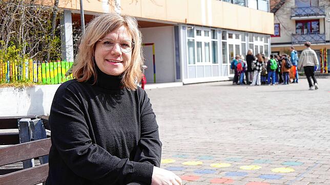 Heike Bierkandt an dem Ort, an dem sie schon seit über 20 Jahren wirkt: die Grundschule Dettingen. Nun übernimmt sie als ...