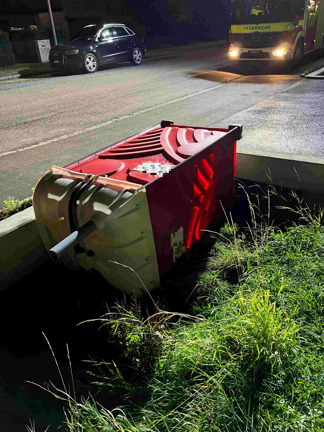 Starke Sturmböen beförderten in Riehen ein mobiles WC-Häuschen direkt in den Immenbach. Die Milizfeuerwehr Riehen konnte das Häuschen ...