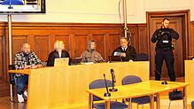 Die Angeklagten (links und Dritter von links) im Landgericht Rottweil.