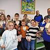 Stolz zeigen die Kinder mit ihren beiden Lehrmeistern Sigmar Riedmüller (hintere Reihe zweiter von rechts) und Albert Lutz (hintere ...